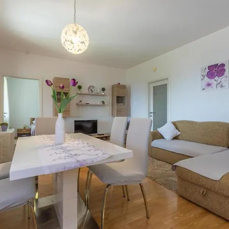 4 Bedroom In Jesenice (Split-Dalmatia)