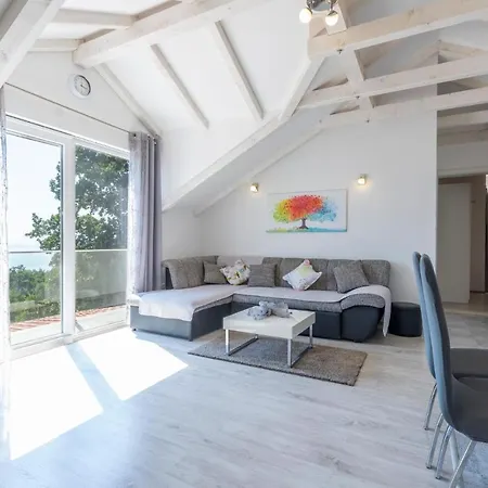 4 Bedroom In Holiday home Jesenice (Split-Dalmatia)