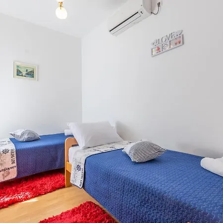 4 Bedroom In Holiday home Jesenice (Split-Dalmatia)