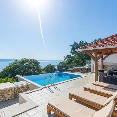 4 Bedroom In Jesenice * Jesenice (Split-Dalmatia)