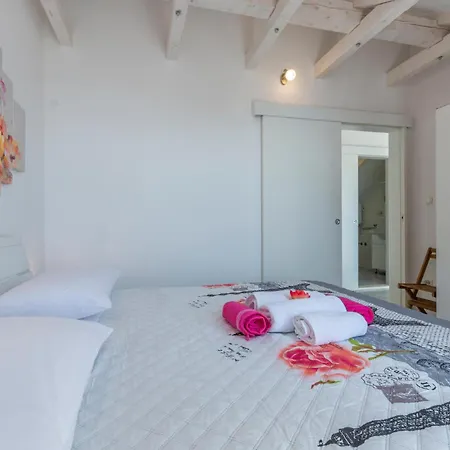 Front In Holiday home Jesenice (Split-Dalmatia)